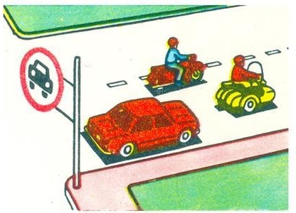 The drivers of which vehicles violated the requirements of the road sign?