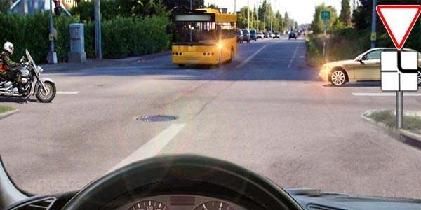 Если Вы намерены продолжить движение прямо, кому Вы должны уступить дорогу?
