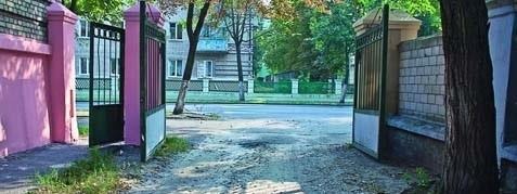 Выезжая на дорогу в данной ситуации, мы обязаны уступить дорогу