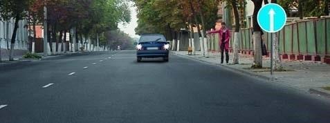 Разрешается ли в данной ситуации приблизиться к пассажиру, двигаясь задним ходом