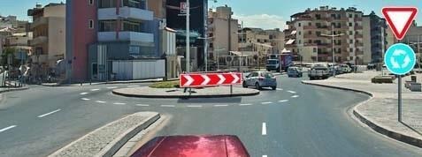 Обязаны ли Вы включить правый указатель поворота на данном перекрестке?