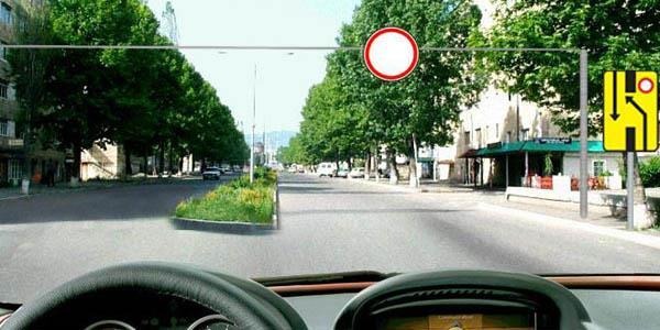 Как должен поступить водитель в данной ситуации?