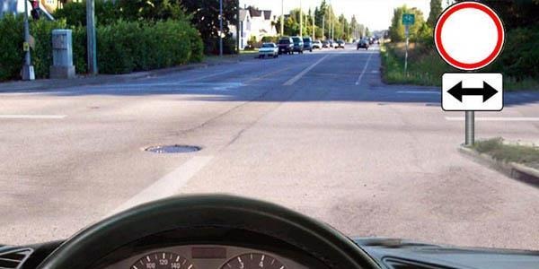 В каком направлении водителю разрешено движение: