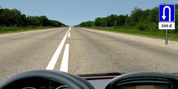 В данной ситуации имеет ли водитель право на разворот на расстоянии 200 м от знака?