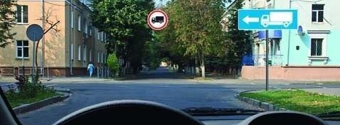 В каком направлении Вы можете продолжить движение на данном перекрестке, если управляете грузовым автомобилем с разрешенной максимальной массой 3.5 тонн?