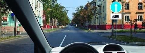 В каком направлении Вы можете продолжить движение на указанном перекрестке, если управляете грузовым автомобилем с разрешенной максимальной массой 3 тонны?