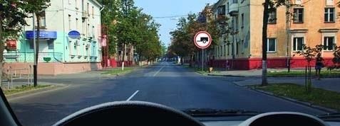 Разрешается ли движение легкового автомобиля, буксирующего с прицепом на этом перекрестке в прямом направлении?