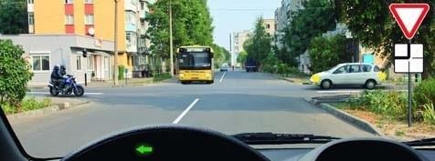 При повороте налево Вы должны уступить дорогу: