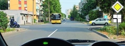 При повороте налево мы обязаны уступить дорогу: