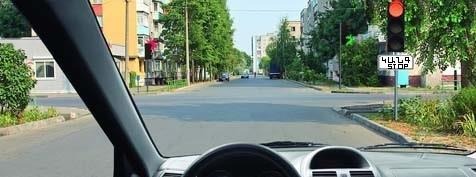 Где следует остановиться, подчиняясь сигналу светофора?