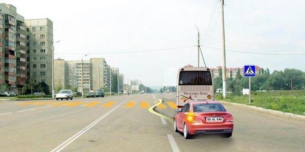 Автобус остановлися, чтобы уступить дорогу пешеходу. Нарушает ли водитель легкового автомобиля требования правил дорожного движения в данной ситуации?