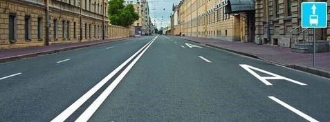 Какие транспортные средства могут двигаться по крайней правой полосе этой дороги?