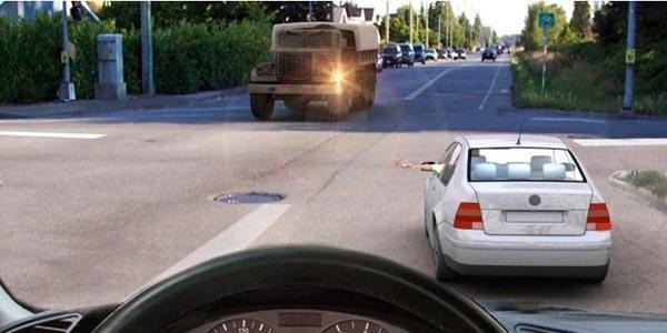 О чем информирует сигнал, поданный рукой водителя легкового автомобиля?