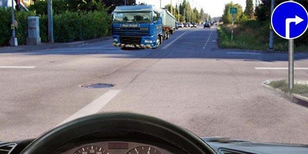 Обязан ли водитель включить указатель поворота в данной ситуации?