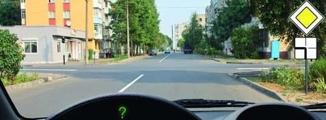 При выполнении поворота налево в данной ситуации подача сигнала: