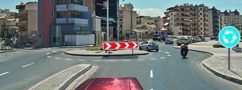 Какой указатель поворота следует включить при развороте на этом перекрёстке?