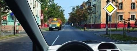 Обязаны ли мы при проезде перекрёстка прямо уступить дорогу водителю грузового автомобиля с включёнными жёлтыми проблесковыми маячками?